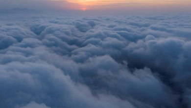 جبل شدا الأسفل يعانق السحاب.. لوحة طبيعية في المخواة