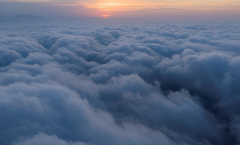 جبل شدا الأسفل يعانق السحاب.. لوحة طبيعية في المخواة