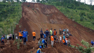 ارتفاع ضحايا انهيار التربة في إندونيسيا إلى 74 قتيلاً