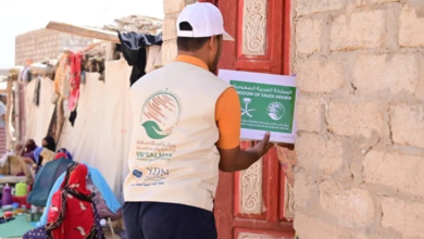 مركز الملك سلمان يوزع 900 كرتون تمر في حضرموت لدعم الأسر