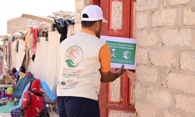 مركز الملك سلمان يوزع 900 كرتون تمر في حضرموت لدعم الأسر