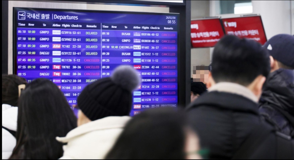Passengers stranded at Jeju International Airport due to snow