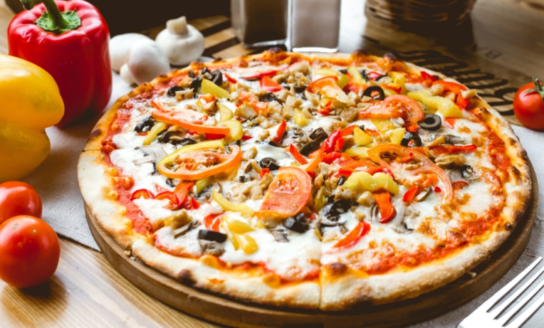 تاريخ البيتزا: من طعام الفقراء إلى العالمية في يومها العالمي