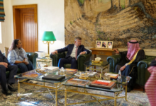 نائب وزير الخارجية يبحث تعزيز العلاقات مع الشيوخ الفرنسي