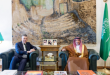 نائب وزير الخارجية يبحث دعم فلسطين مع مفوض الأونروا