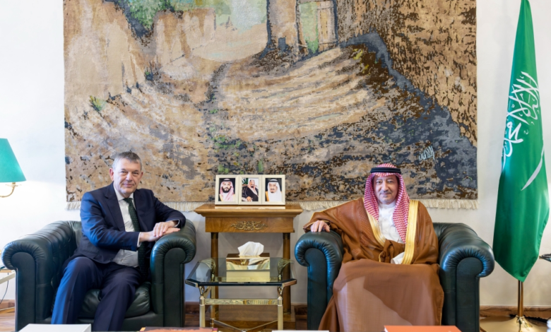 نائب وزير الخارجية يبحث دعم فلسطين مع مفوض الأونروا