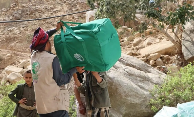 مركز الملك سلمان يوزع مساعدات إيوائية في صعدة باليمن