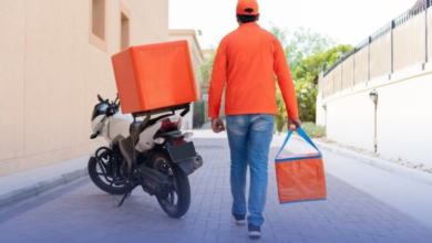 النقل تحظر عمل الأفراد في توصيل الطلبات بالدراجات النارية