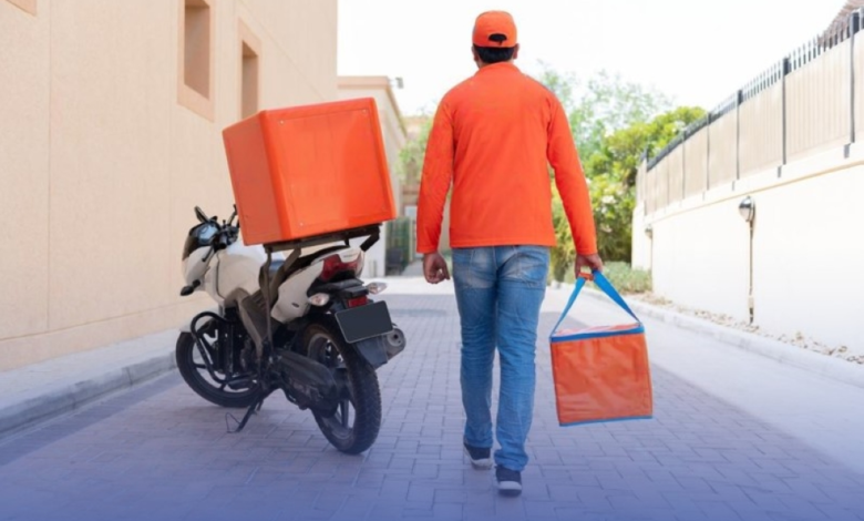 النقل تحظر عمل الأفراد في توصيل الطلبات بالدراجات النارية