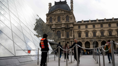 ضبط شبكة احتيال تذاكر متحف اللوفر: خسائر بالملايين وتورط موظفين