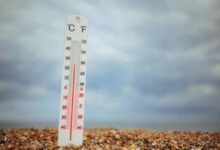 طقس السعودية اليوم: درجات الحرارة وأماكن هطول الأمطار والغبار