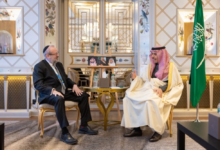 وزير الخارجية يلتقي المبعوث الأمريكي لمكافحة معاداة السامية بميونخ