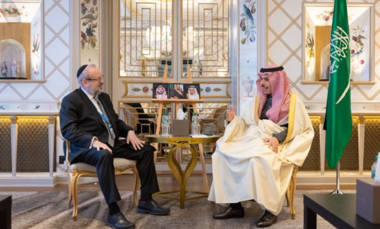 وزير الخارجية يلتقي المبعوث الأمريكي لمكافحة معاداة السامية بميونخ