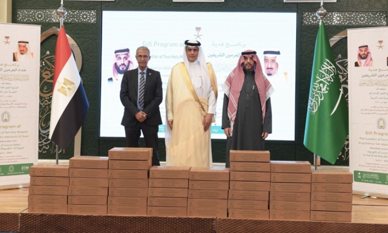السعودية تسلم مصر 10 أطنان تمور هدية خادم الحرمين لرمضان