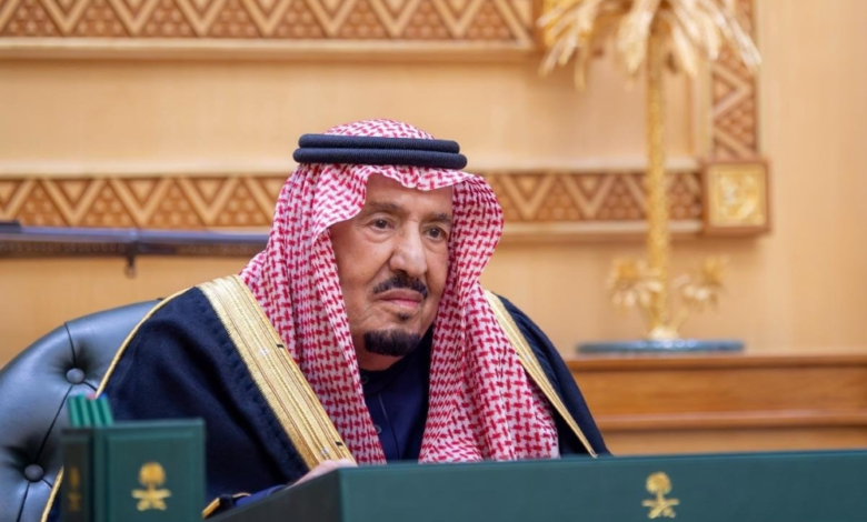 مسؤولون يؤدون القسم أمام خادم الحرمين عقب الأوامر الملكية