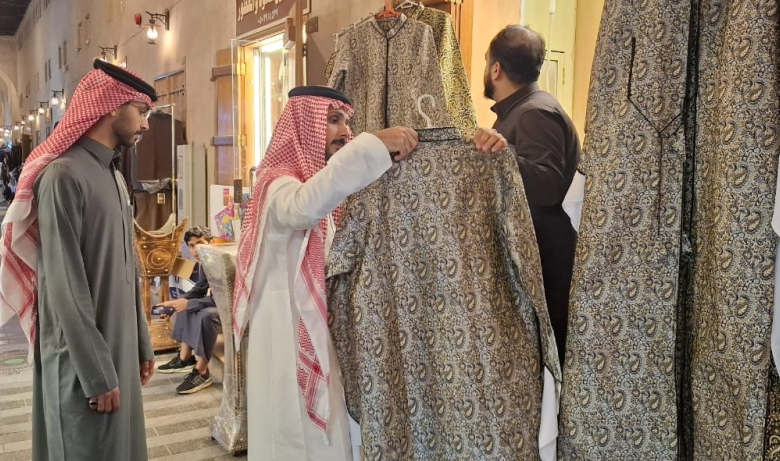 سوق القيصرية ينتعش بالأزياء التراثية استعداداً ليوم التأسيس