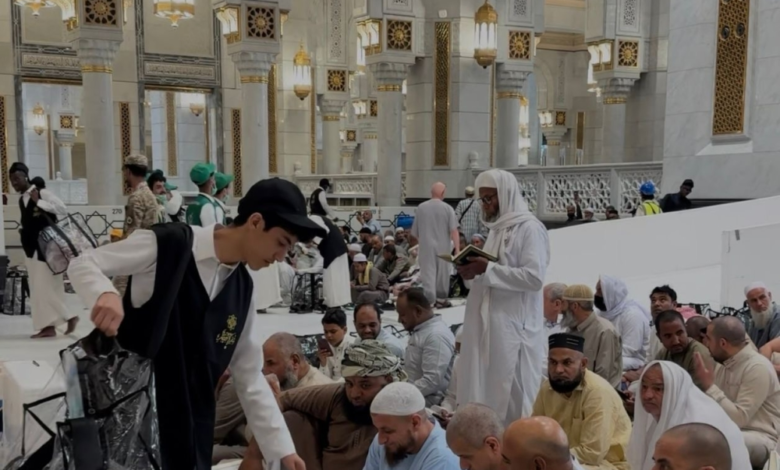 تعليم مكة توزع 150 ألف وجبة إفطار لزوار الحرم في رمضان