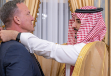 وزير الدفاع يقلد قائد سنتكوم السابق وسام الملك عبدالعزيز