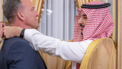 وزير الدفاع يقلد قائد سنتكوم السابق وسام الملك عبدالعزيز