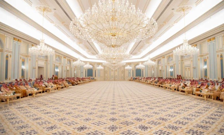 ولي العهد يستقبل المهنئين بشهر رمضان في قصر اليمامة