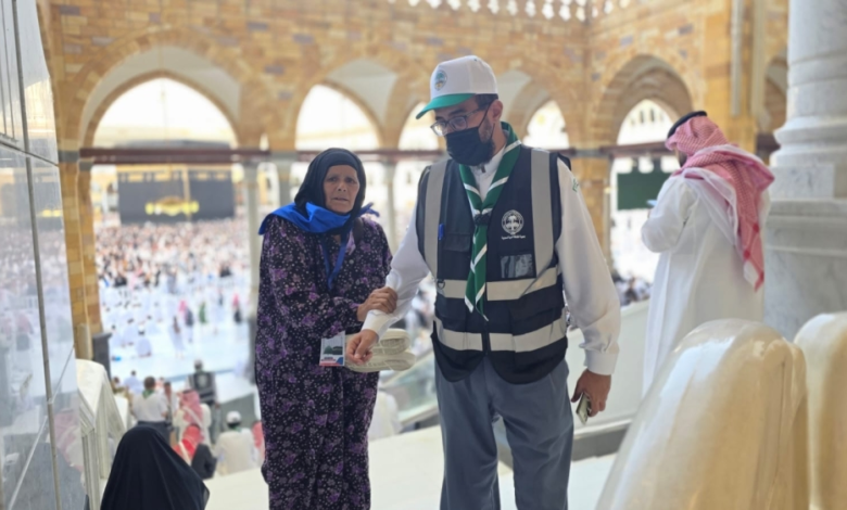 Saudi scouts' efforts in guiding lost people in the Grand Mosque of Mecca