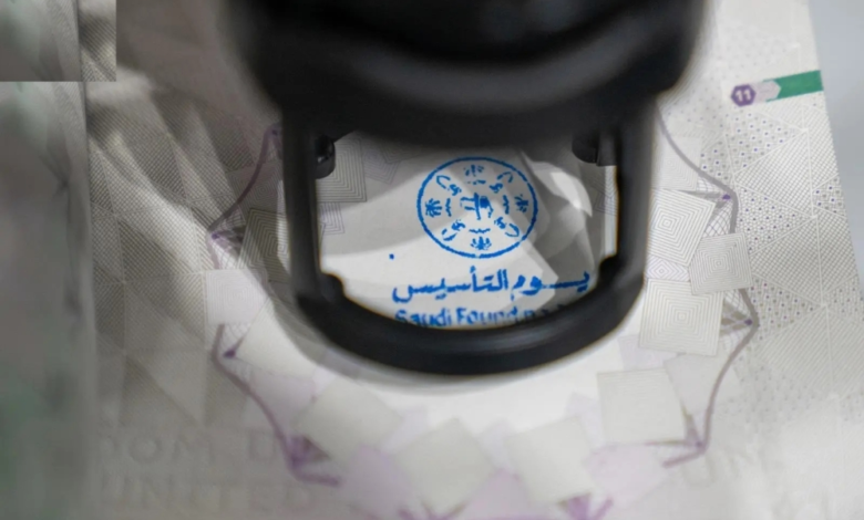 الجوازات السعودية تحتفي بيوم التأسيس بختم خاص للمسافرين