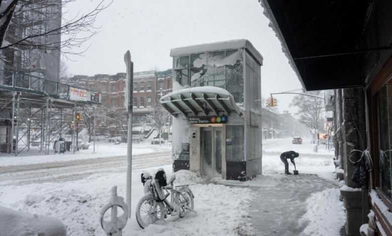 عاصفة ثلجية تشل نيويورك: طوارئ وتأثيرات واسعة النطاق