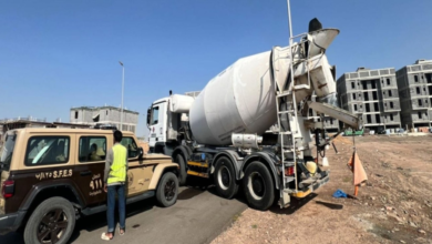الأمن البيئي يضبط مخالفًا بالمدينة لتلويثه التربة بمواد خرسانية