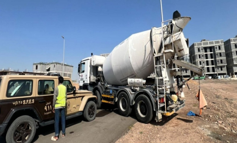 الأمن البيئي يضبط مخالفًا بالمدينة لتلويثه التربة بمواد خرسانية
