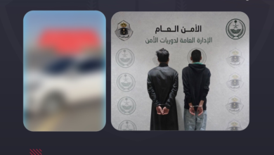 ضبط قائد مركبة ومرافقه بالرياض لصدم سيارة وعكس السير عمدًا