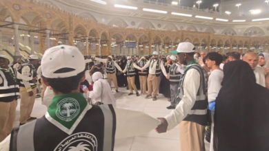 طوق بشري كشفي ينقذ معتمرة في صحن المطاف بالحرم المكي