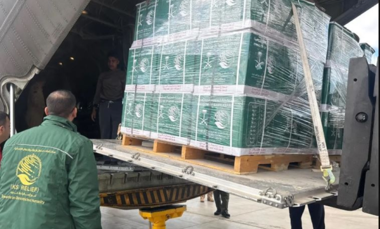 الطائرة الإغاثية السعودية الـ 82 تصل العريش لدعم غزة
