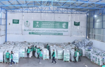 "الملك سلمان للإغاثة" يوزع سلالًا غذائية في مخيمات النازحين في غزة