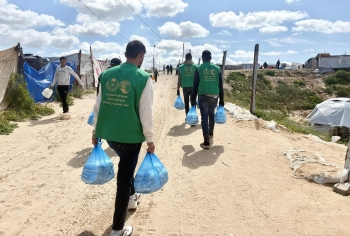 مركز الملك سلمان للإغاثة يوزع 24 ألف وجبة غذائية ساخنة في غزة