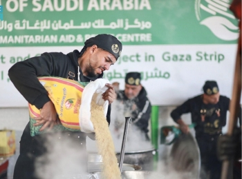 مركز الملك سلمان للإغاثة يوزع 23 ألف وجبة غذائية ساخنة في غزة