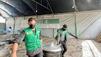 صور.. مركز الملك سلمان يوزع 23880 وجبة غذائية ساخنة في غزة